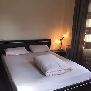  Hostel Backpackers